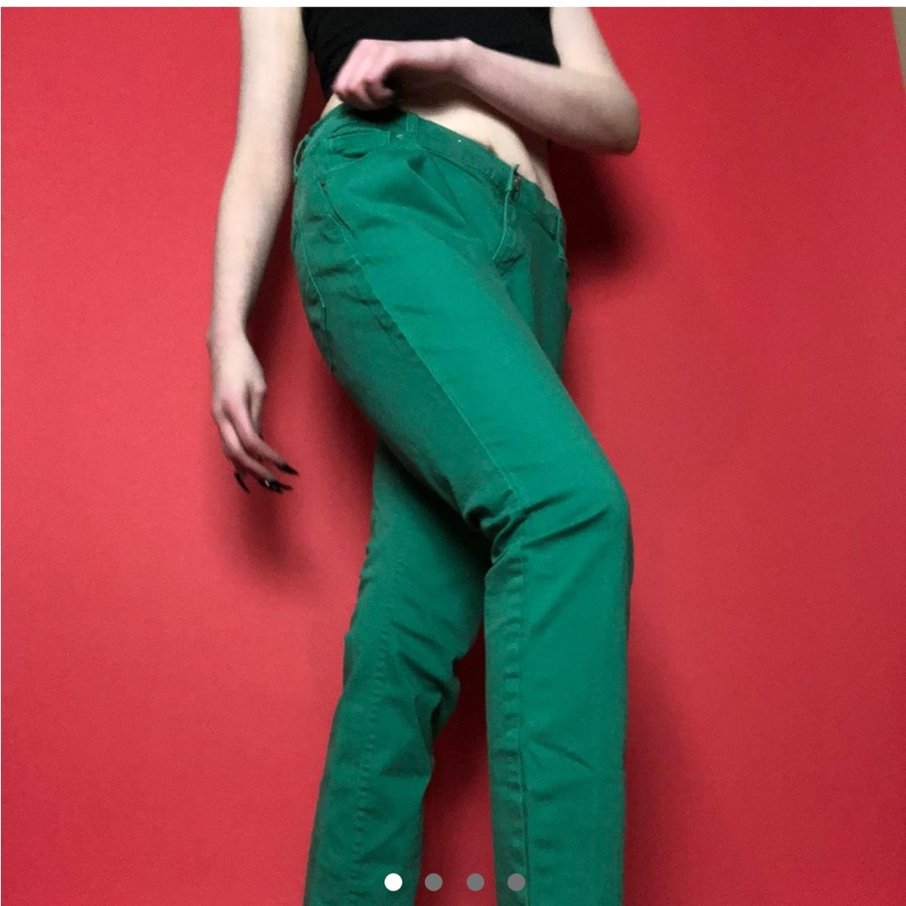 Bright green skinny jeans. 💚💚